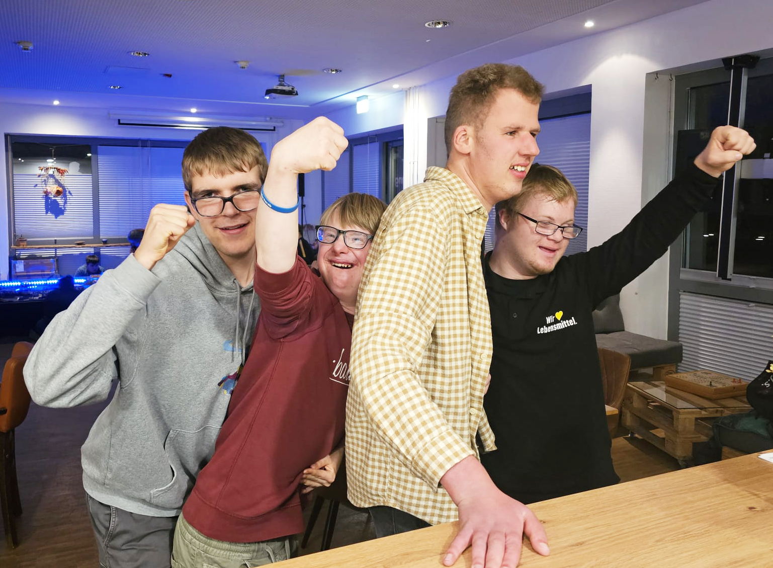 WingTsun Gruppe 4 Jugendliche der WingTsun Gruppe recken die Arme in die Höhe