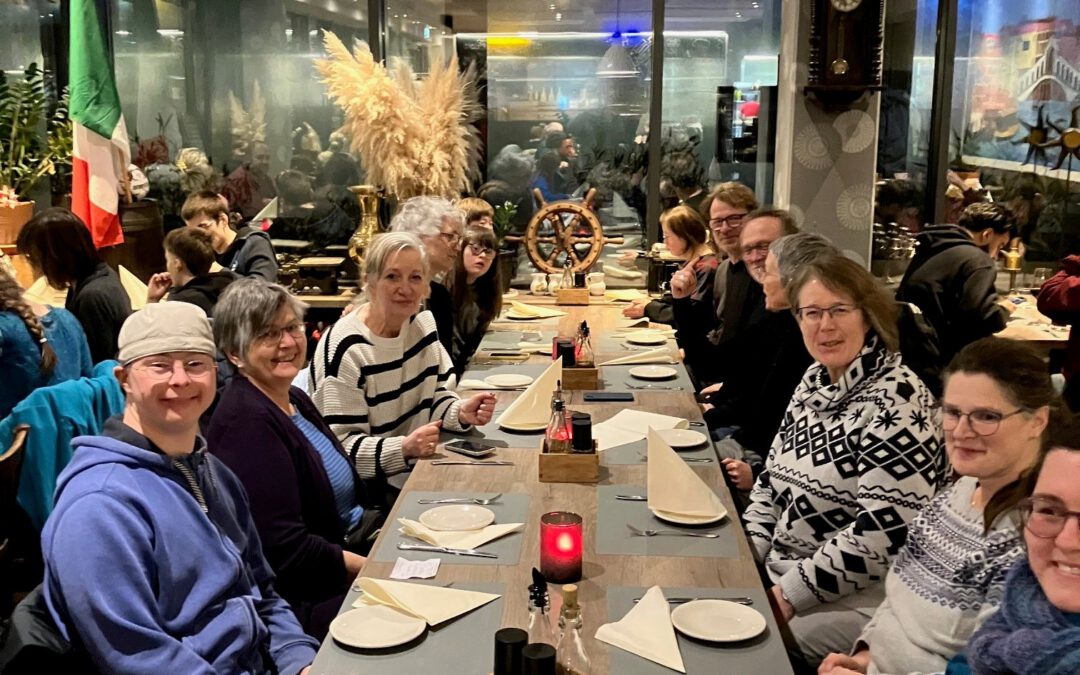 Auf dem Foto sind Familien aus dem Down Syndrom Verein Hannover beim Neujahrstreff zu sehen.